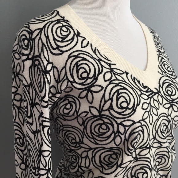 GAP cream & black floral sweater - Picture 2 of 5